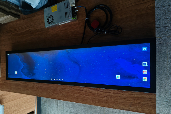 運輸系統中的37.7英寸拉伸欄顯示的應用優勢